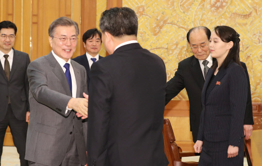 문재인 대통령이 10일 오전 청와대에서 평창동계올림픽을 계기로 방남한 북한 김영남 최고인민회의 상임위원장, 김정은 북한 노동당 위원장의 여동생 김여정 노동당 중앙위 제1부부장을 비롯한 북한 고위급대표단과을 반갑게 맞이하고 있다.